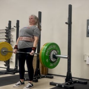 Woman deadlifting 100kg